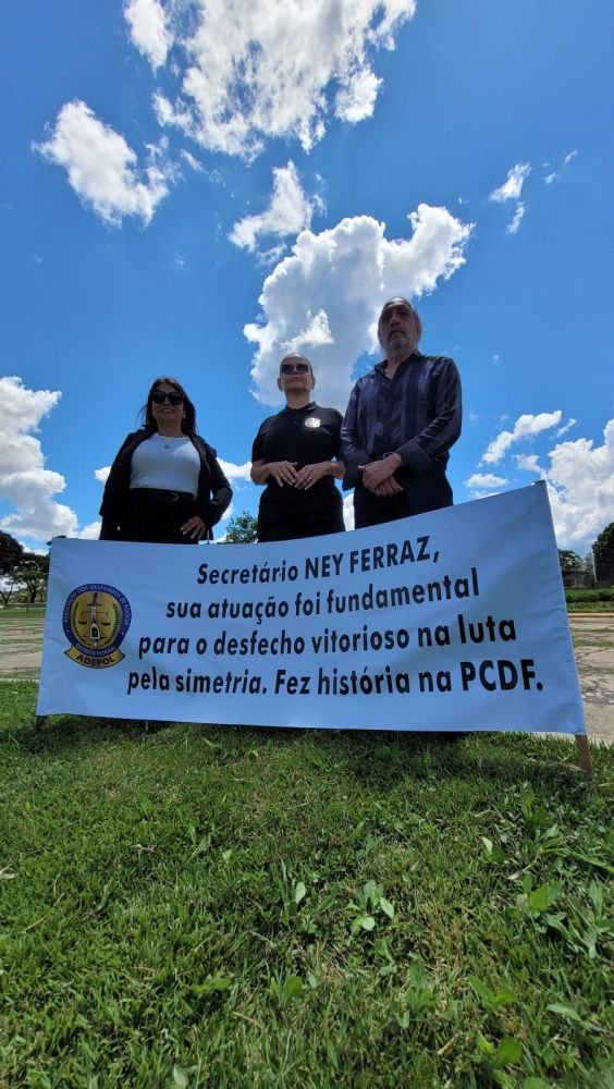 Assinatura da proposta de simetria salarial na Praça do Buriti