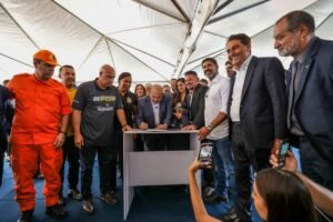 Assinatura da proposta de simetria salarial na Praça do Buriti