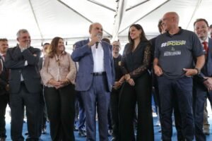 Assinatura da proposta de simetria salarial na Praça do Buriti