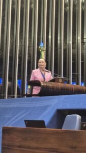 Dra. Cláudia Alcântara discursa em sessão solene