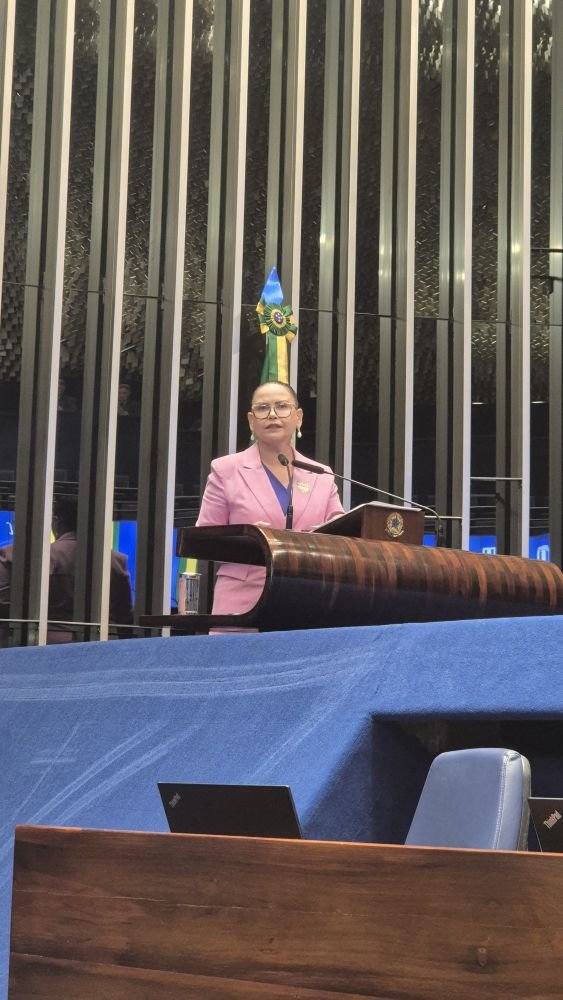 Dra. Cláudia Alcântara discursa em sessão solene