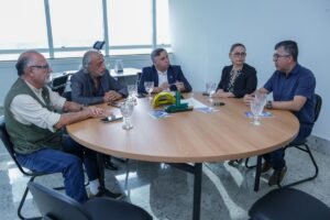 Presidente do Sindepo-DF em reunião com o senador Izalci Lucas