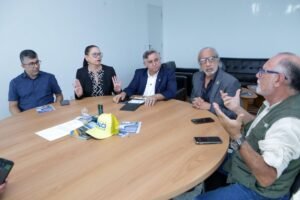 Presidente do Sindepo-DF em reunião com o senador Izalci Lucas