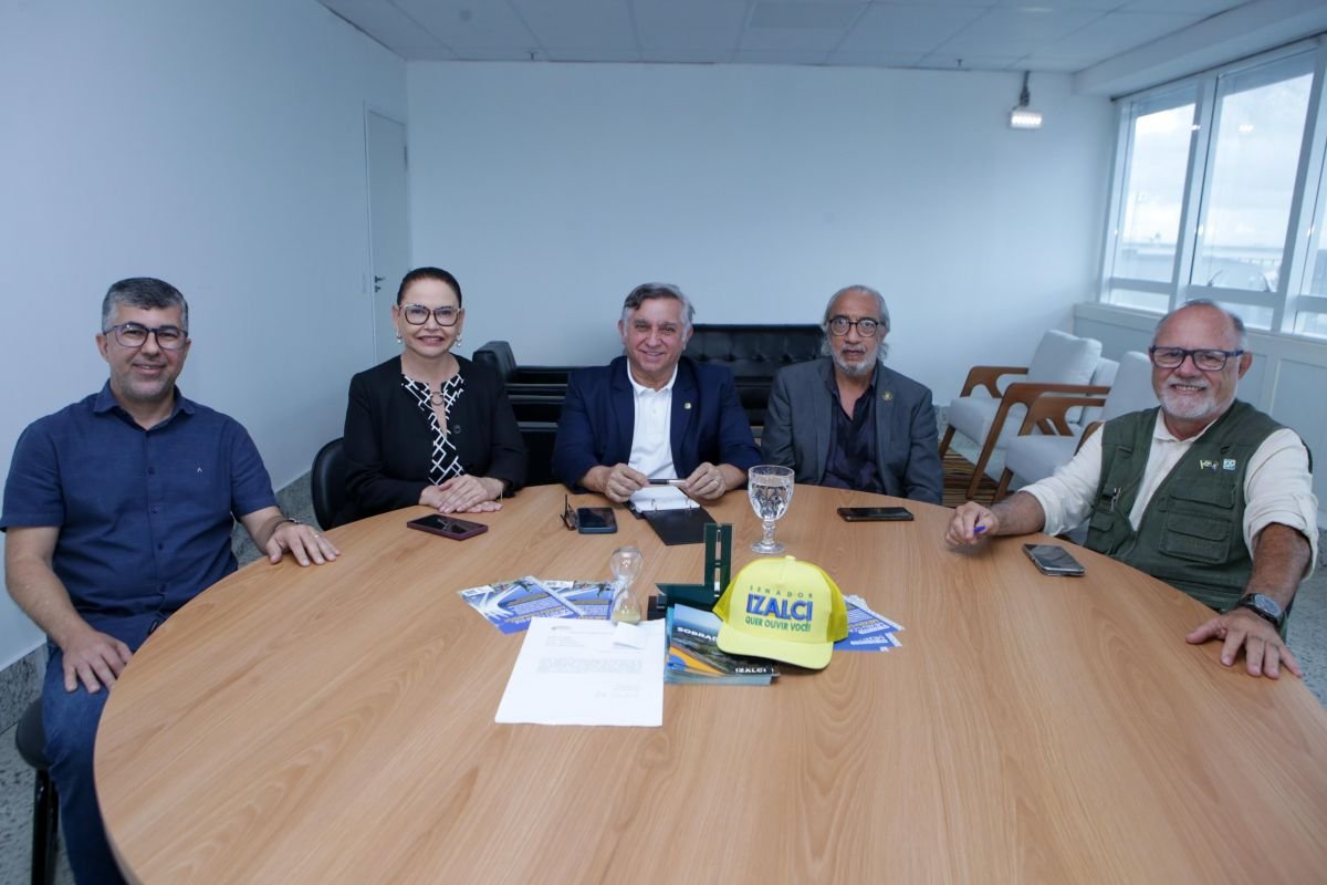 Presidente do Sindepo-DF em reunião com o senador Izalci Lucas